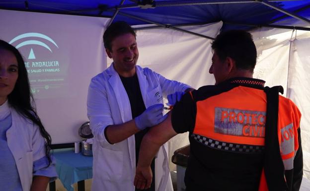 Ochenta virgitanos se vacunan contra la gripe en el mercadillo