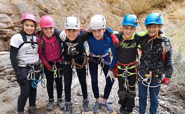La escalada, un juego de niños en el barranco de Castala