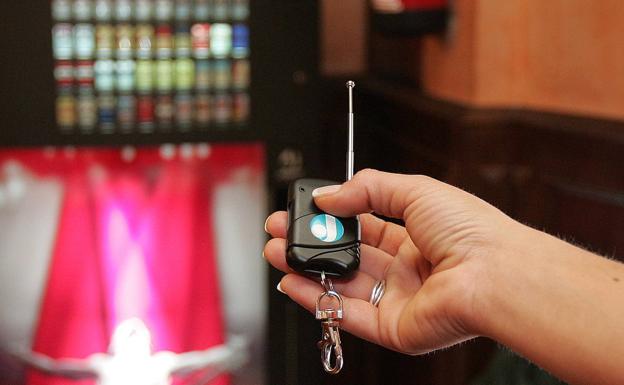 La estanquera de Balanegra deberá pagar 156.000 euros por recargar máquinas de tabaco sin licencia