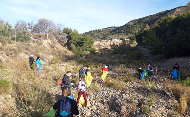 Un treintena de voluntarios retira 300 kilos de plástico en Castala