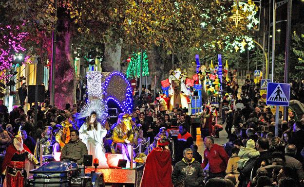 Los Reyes Magos recorren Berja 'en silencio' y reparten gominolas sin gluten en Adra