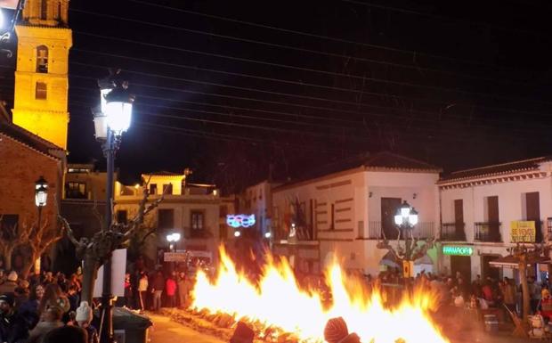 Fondón enciende el 'chisco' más popular de la Alpujarra de Almería