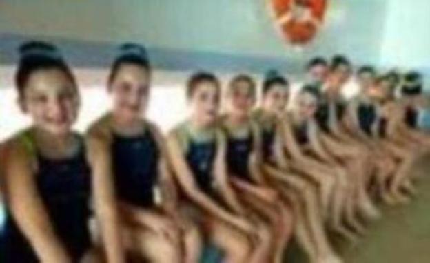 La natación artística se lanza a la piscina en Adra con el primer grupo de Almería