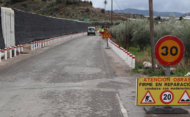 La carretera de Peñarrodada, en obras por hundimiento de calzada