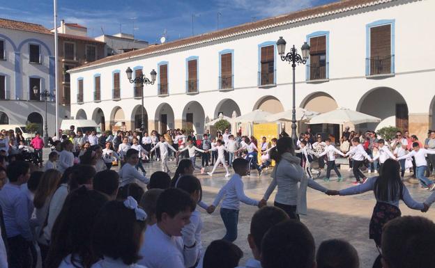 Mensajes a favor de la paz en la Plaza Porticada de Berja