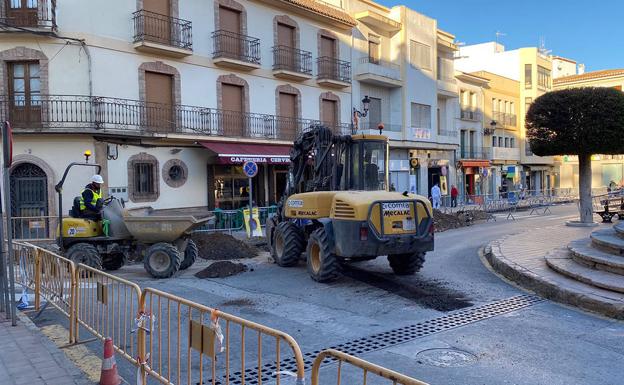 Las obras en la plaza de la Constitución de Berja obligan a desviar el tráfico en el centro