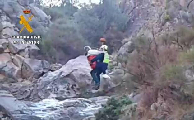 Rescatan en helicóptero a una mujer que pasó la noche al raso perdida en la Sierra de Gádor