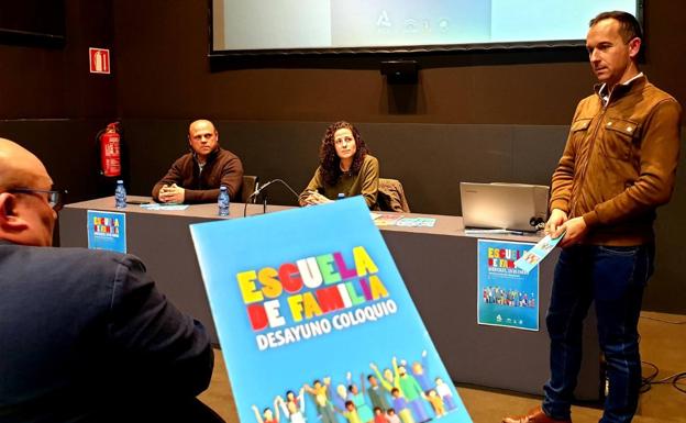 'Ser padres y madres', primera charla de la Escuela de Familia