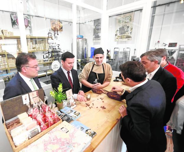 Berja consolida su fábrica de chocolate artesanal a través del mercado ecológico