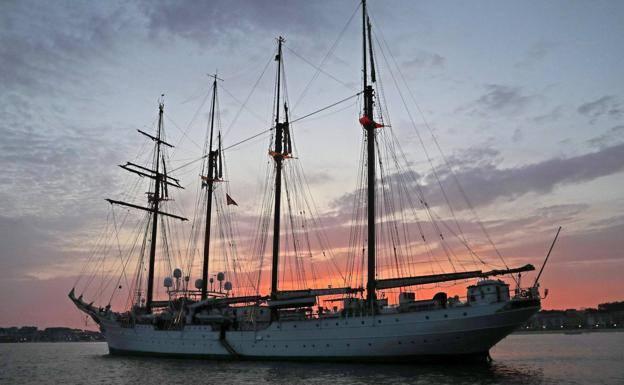 El Club Náutico de Adra brinda un homenaje al buque de la Armada Juan Sebastián Elcano