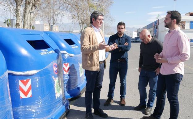 Más contenedores azules para aumentar el reciclaje de papel y cartón en Adra