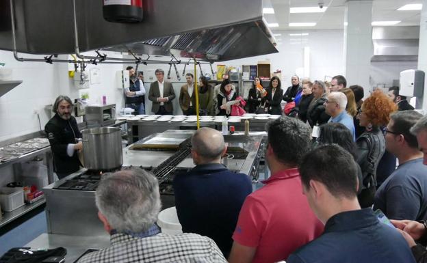 El chef Tony García ejerce de anfitrión como embajador de la marca Adra Kilómetro 0