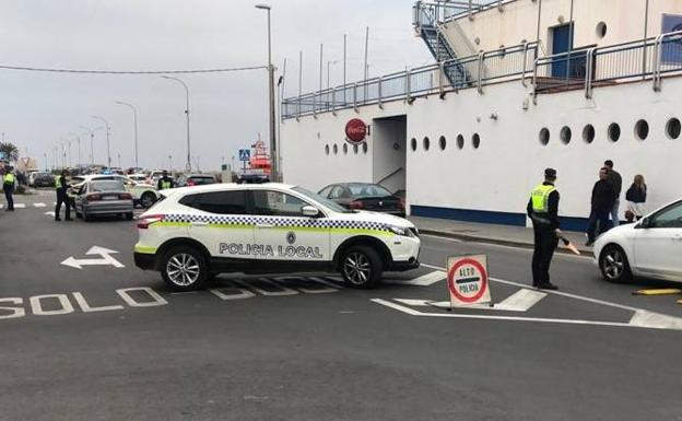Policía Local de Adra y Berja controlan el uso del cinturón de seguridad