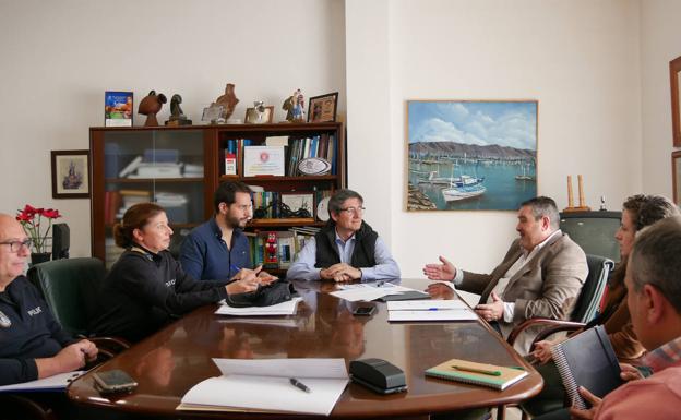 Adra cierra edificios municipales, suspende el pleno del mes y cancela mercadillos