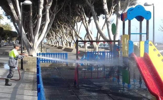 Adra cierra parques y pide a sus vecinos «que se tomen en serio» las recomendaciones