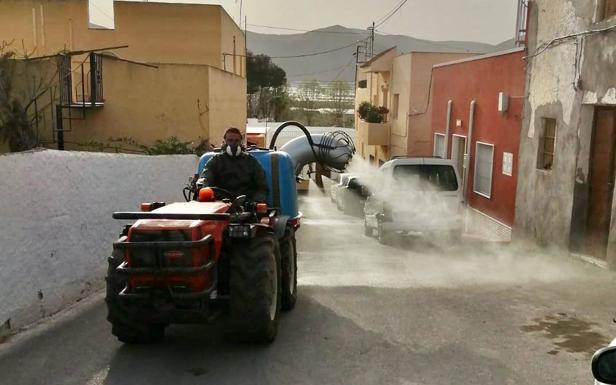 Comienza la desinfección con maquinaria agrícola en Berja
