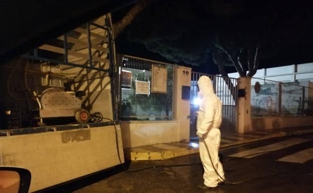 Treinta agricultores de Adra se implican en la desinfección de calles