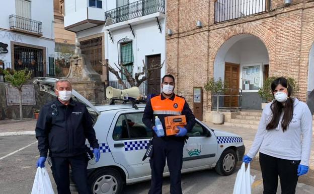 Laujar reparte gel desinfectante y guantes de látex por el pequeño comercio