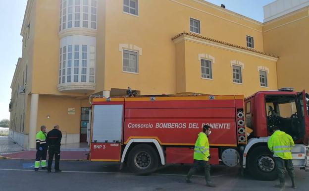 Bomberos del Poniente se suma a las labores de desinfección en Adra
