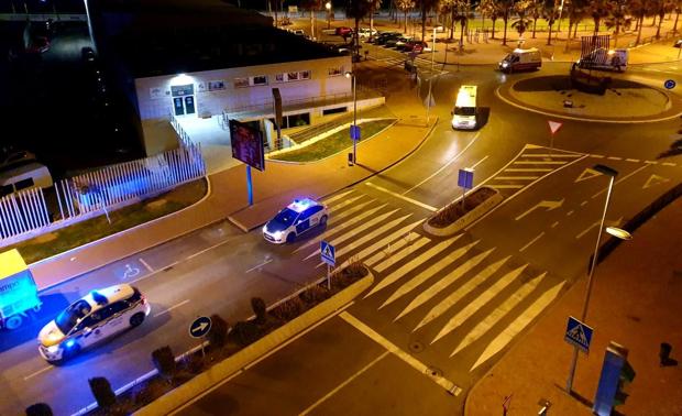 Aplausos y sirenas encendidas rompen el silencio en Adra