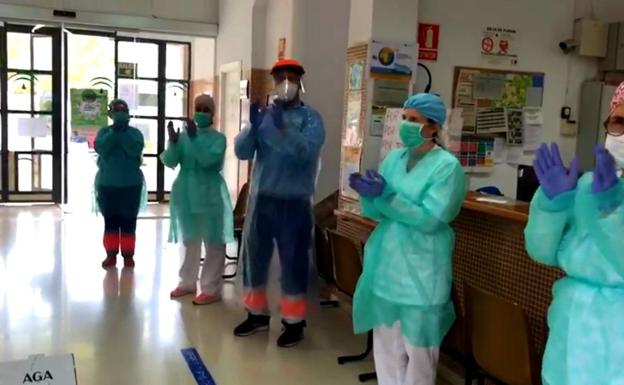 El Centro de Salud de Berja dedica un aplauso a quienes prestan su ayuda desinteresada