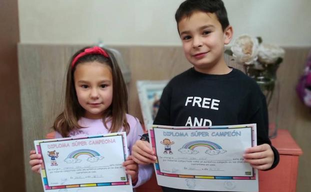 Dalías da las gracias a los peques de la casa con un diploma