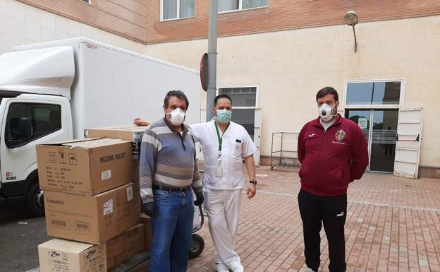 Hermandades y cofradías de Adra entregan material al Hospital de Poniente