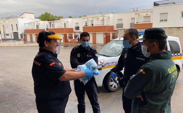 Berja reparte mascarillas a pie de calle