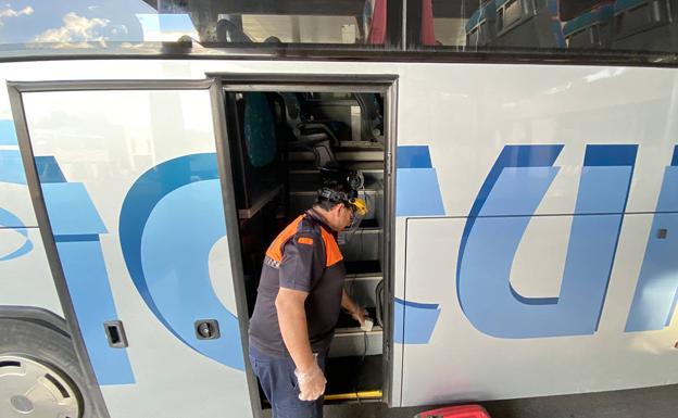 Berja emplea gas ozono para desinfectar el transporte público