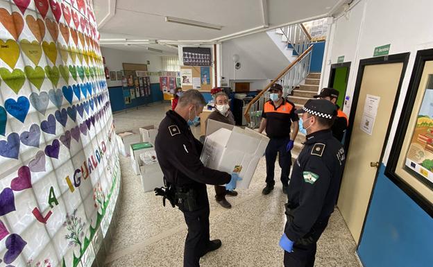 Comienza el reparto de material escolar en Berja