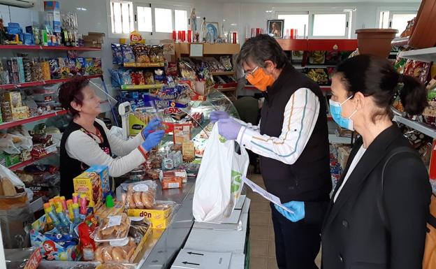 Las mascarillas y las pantallas protectoras llegan al pequeño comercio abderitano