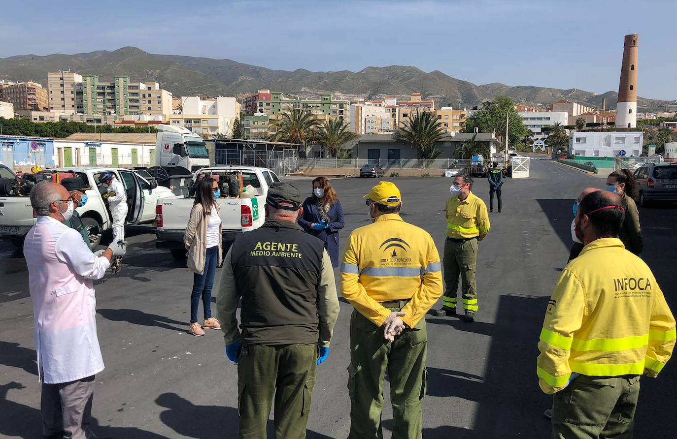 El Infoca lleva a cabo tareas de desinfección en centros públicos y espacios de Adra