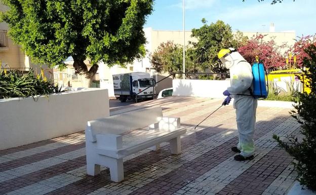 Adra refuerza la limpieza en los lugares de tránsito de niños