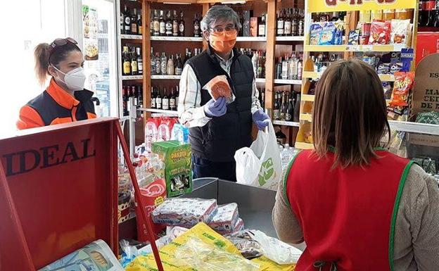 Adra entrega mascarillas y pantallas protectoras al pequeño comercio
