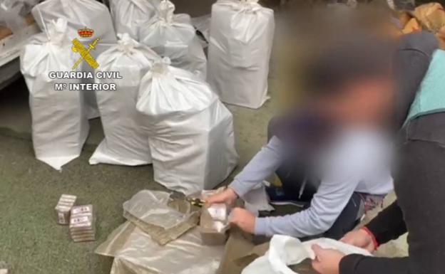 Frustran la descarga en Adra de 2,5 toneladas de hachís y arrestan a 10 miembros de una banda