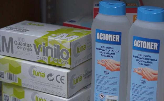 Adra ayuda a los comercios que retoman su actividad el lunes