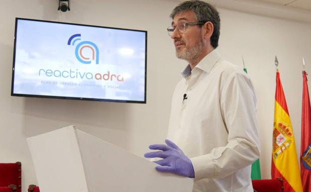 Adra planta cara a la crisis con una batería de propuestas para reactivar la economía