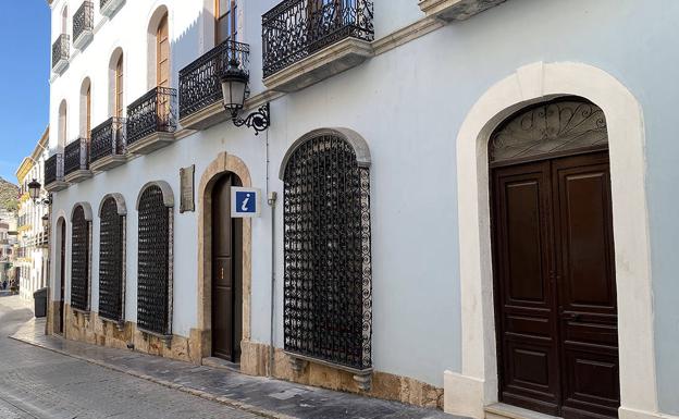 La Biblioteca de Berja reanuda su actividad, limita su aforo e impone el uso de la mascarilla