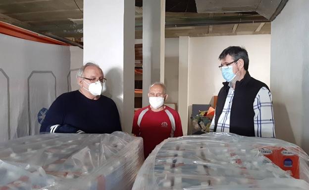 Adra estrecha lazos de colaboración con Cáritas para ayudar a los más vulnerables