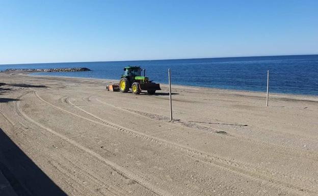 Adra pone a punto sus playas, reanuda obras públicas y refuerza los servicios de limpieza