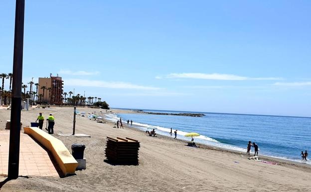 Adra retira el precinto a sus playas y estudia la figura del «controlador» para este verano