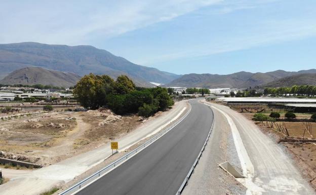 Fomento acepta asfaltar las vías de servicio de la futura variante sur de Berja