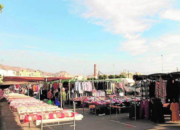 Adra autoriza los puestos de alimentación del mercadillo y reduce a la mitad el resto