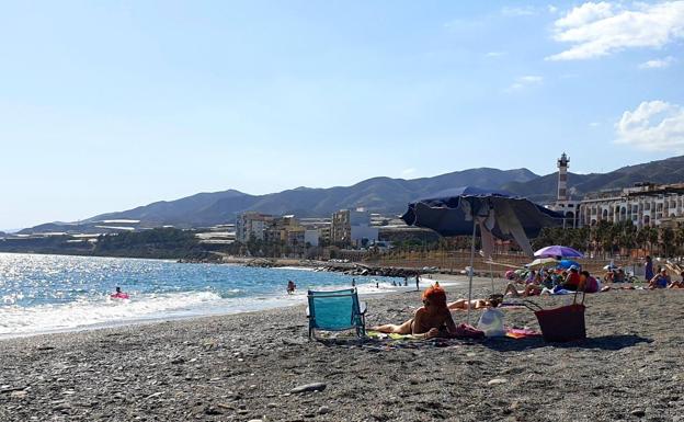Adra refuerza el personal de limpieza y seguridad en sus playas
