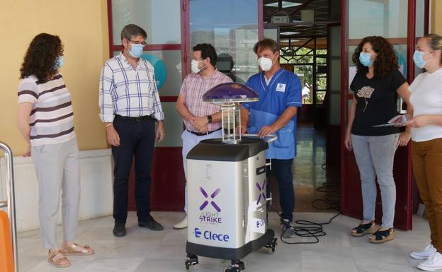 La residencia de mayores de Adra desinfecta el centro con emisiones de luz ultravioleta