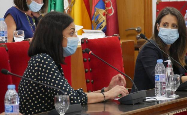Llevar una botella para limpiar el pipí de las mascotas, obligatorio en Adra