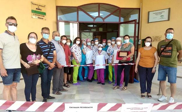 La plantilla de la residencia de mayores de Adra recibe el aplauso de los familiares de los usuarios