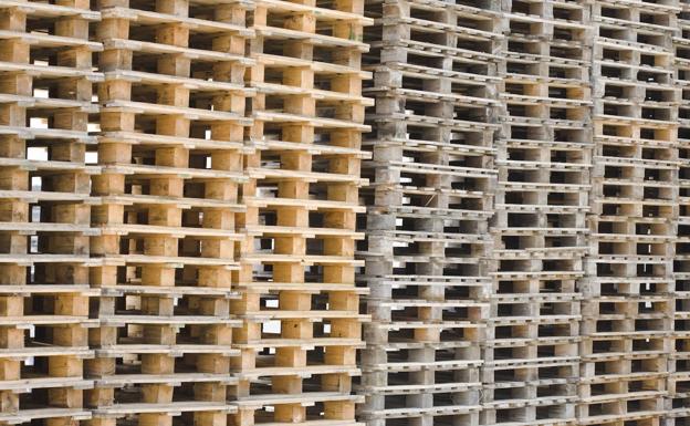 Herido un trabajador de un semillero de Adra tras caerle encima un palé