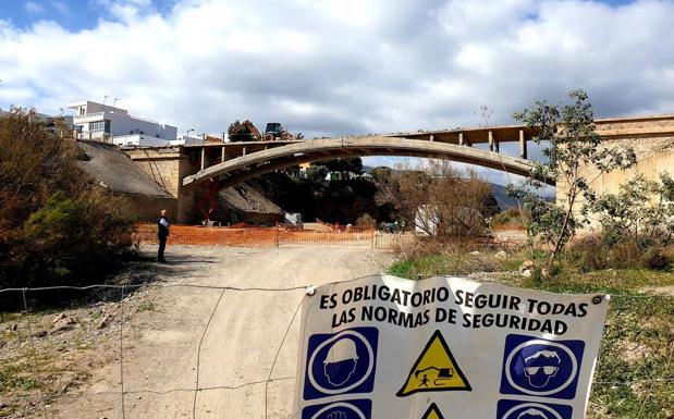 Adra rescata «de la basura» libros de cuentas sobre la construcción de Puente del Río
