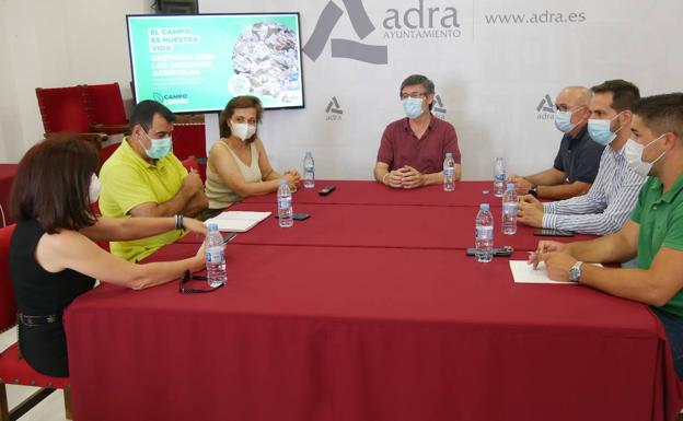 Ayuntamiento y sindicatos se dan la mano en Adra para lograr un campo limpio